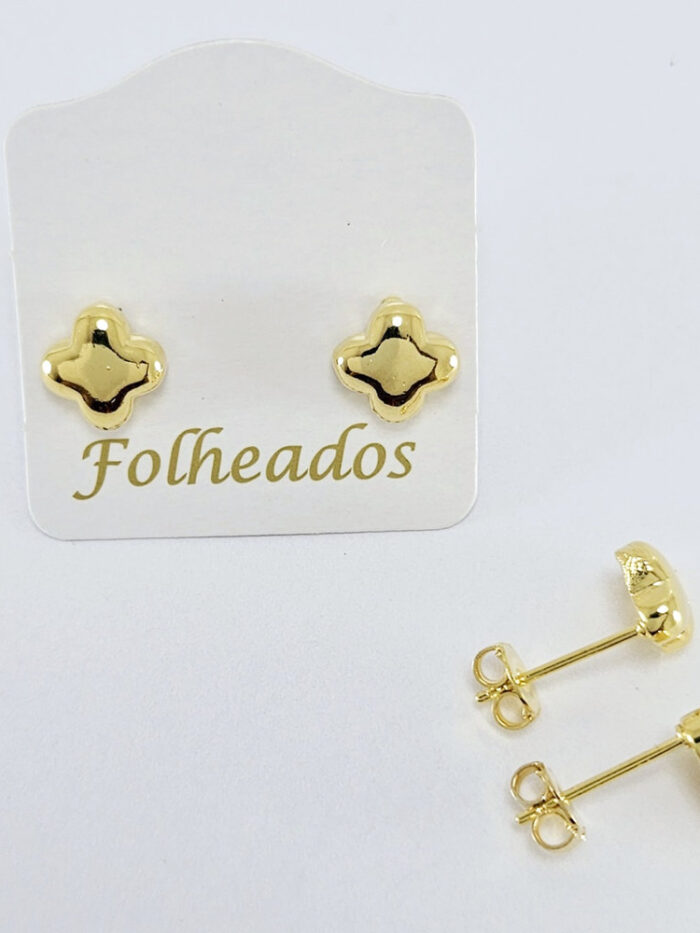 Brinco detalhe flor boleado