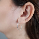 Brinco argola formato coração detalhado