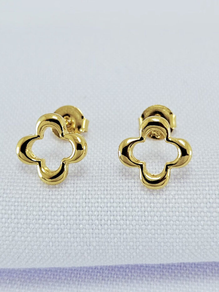 Brinco trevo liso vazado