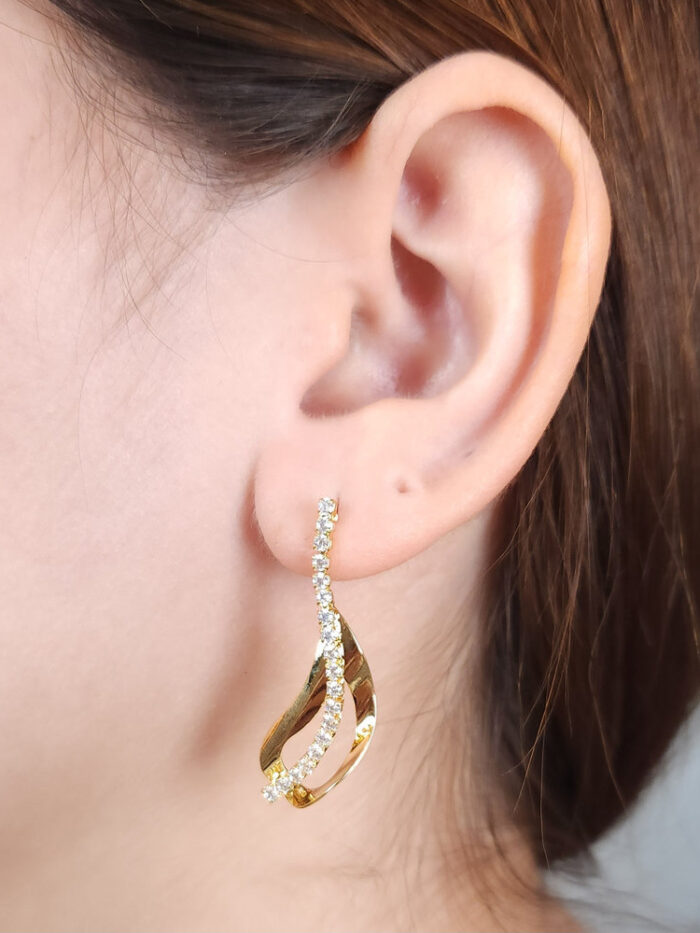 Brinco fio riviera gota ondulada