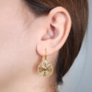 Brinco gancho espirito santo com pedra cristal