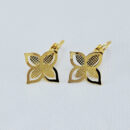 Brinco gancho com flor detalhada