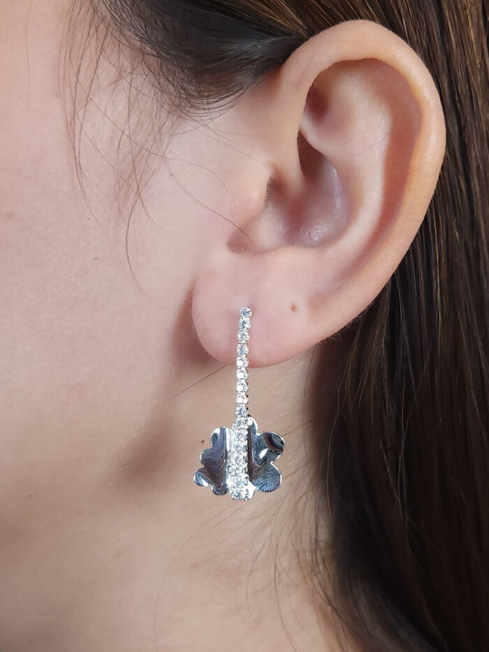 Brinco fio cristal detalhe estilo folha