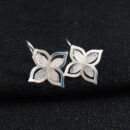 Brinco gancho  de presão flor detalhe vazado