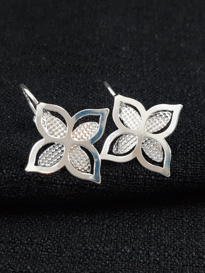 Brinco gancho  de presão flor detalhe vazado