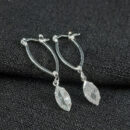 Brinco formato navete detalhe pedra cristal