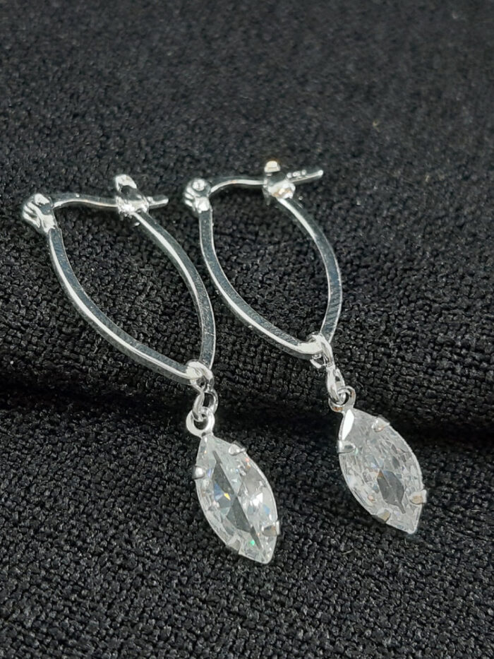 Brinco formato navete detalhe pedra cristal