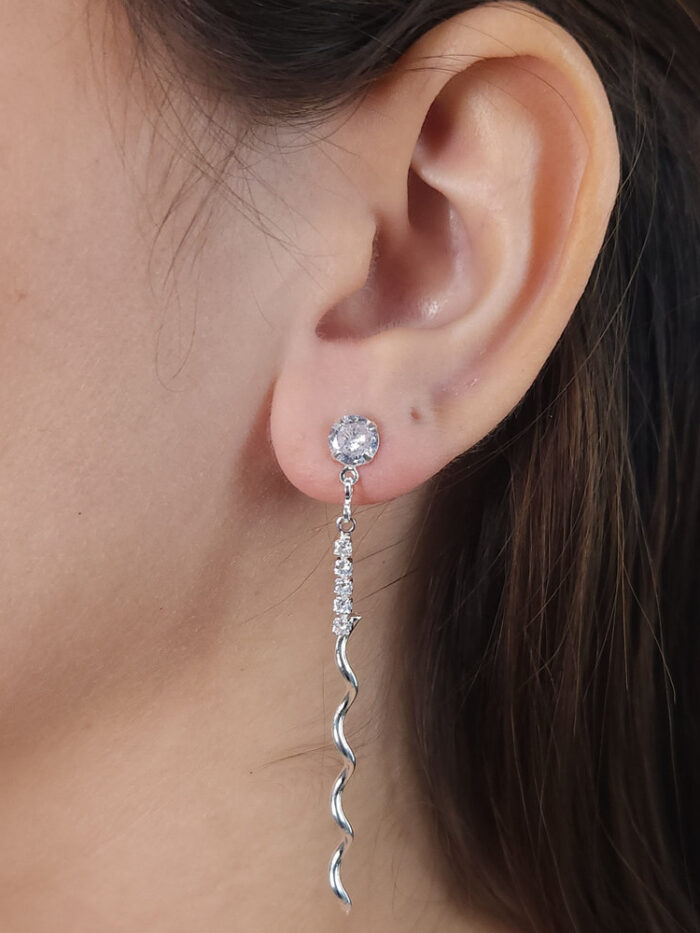 Brinco com pedra de zircônia fixa e fio em strass com ondulação
