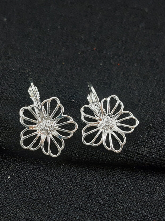 Brinco gancho flor vazada