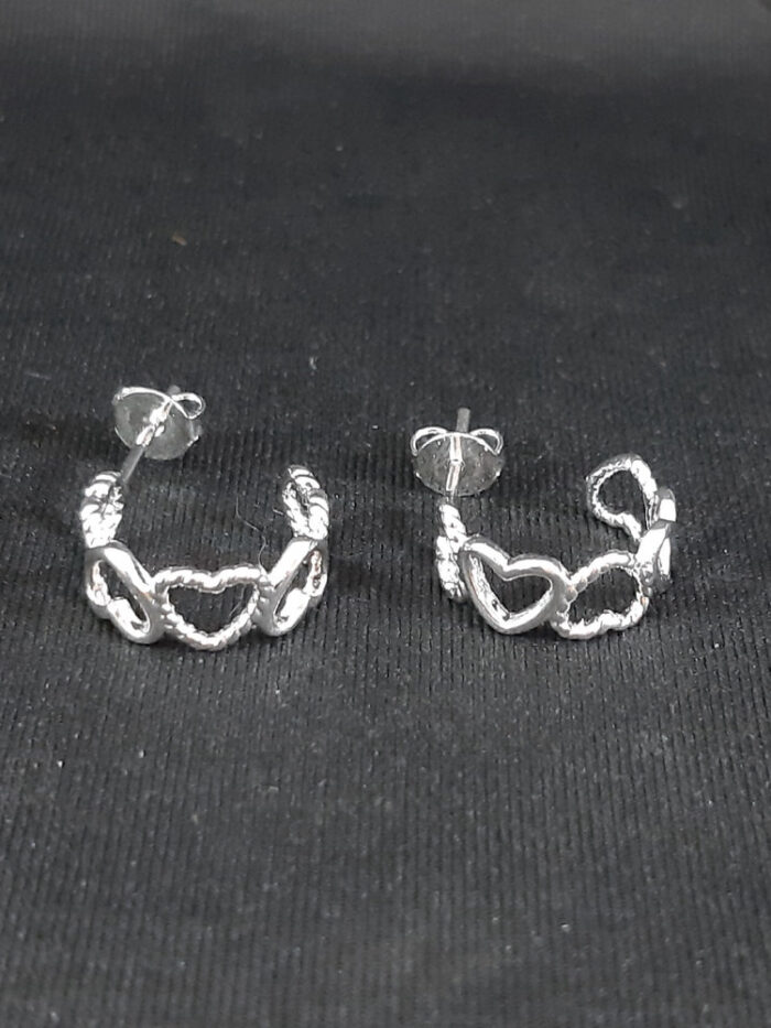 Brinco estilo argolinha coração vazado