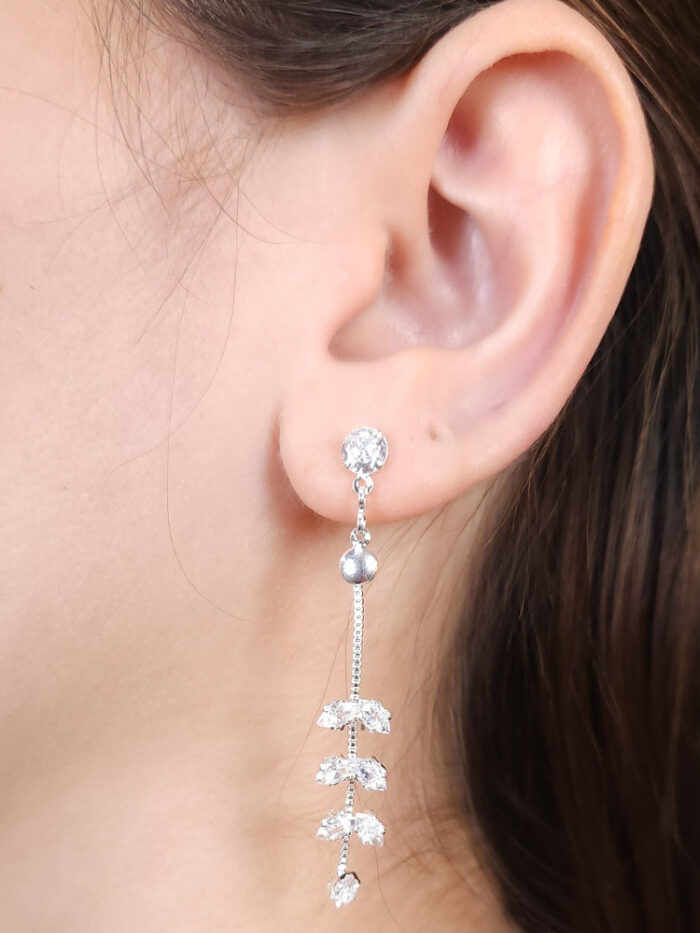 Brinco base pedra redondo com fio veneziana