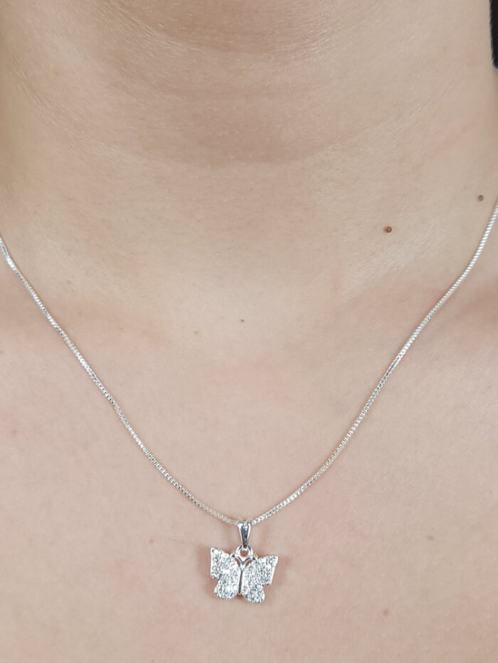Gargantilha com pingente borboleta cravejado