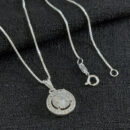 Gargantilha com pingente rendondo cravejado