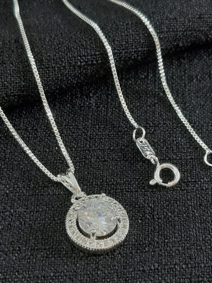 Gargantilha com pingente rendondo cravejado