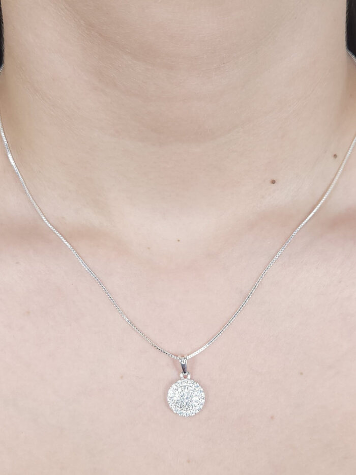 Gargantilha pingente redondo cravejado