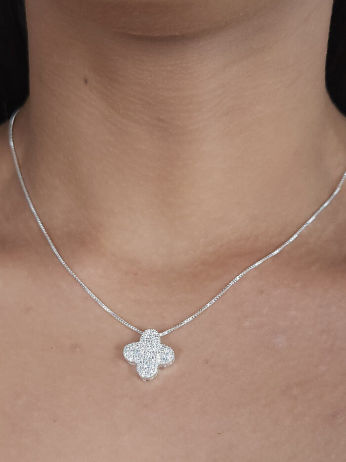 Gargantilha com pingente trevo cravejado