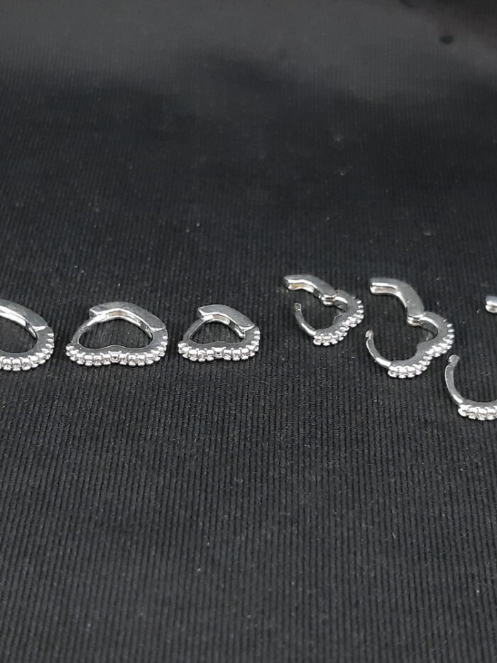 Trio de argolas formato coração cravejado