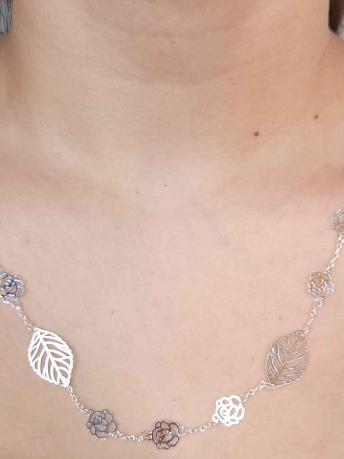 Gargantilha longuinho ramo de folhas e flores