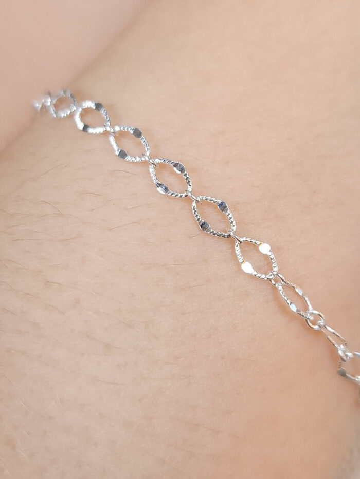 Pulseira oval detalhada