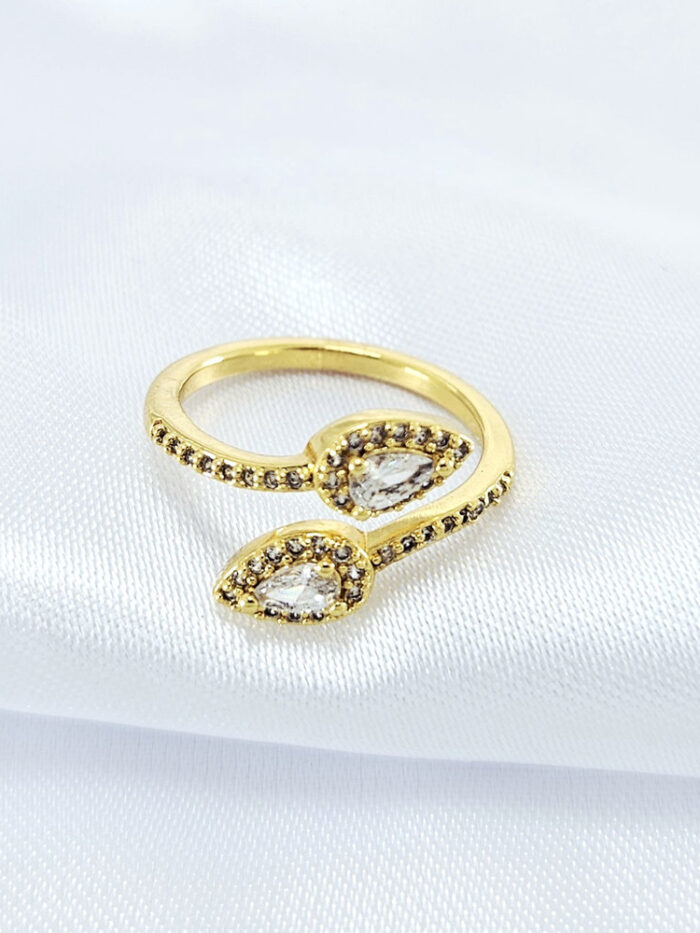 Anel formato gota cravejado cristal