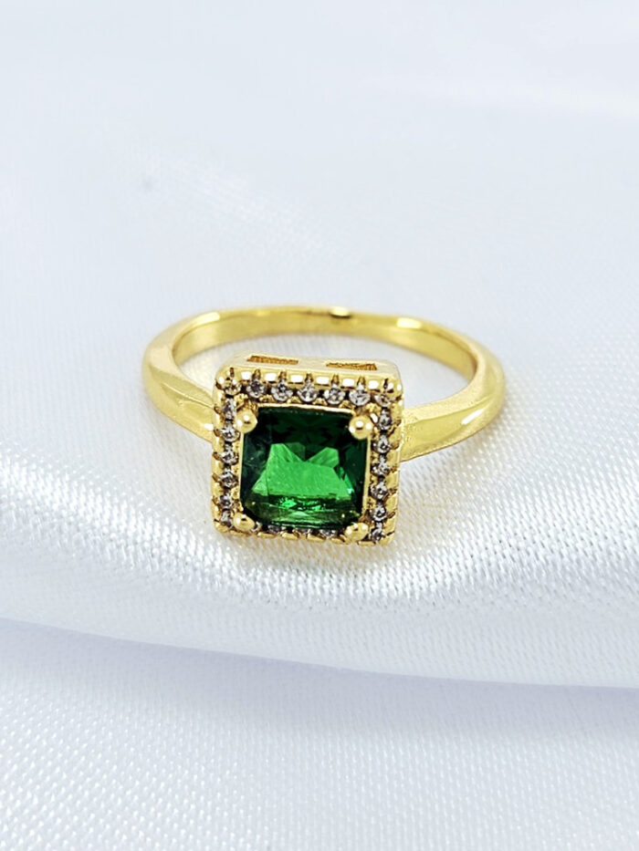 Anel quadrado detalhado com pedra cristal verde