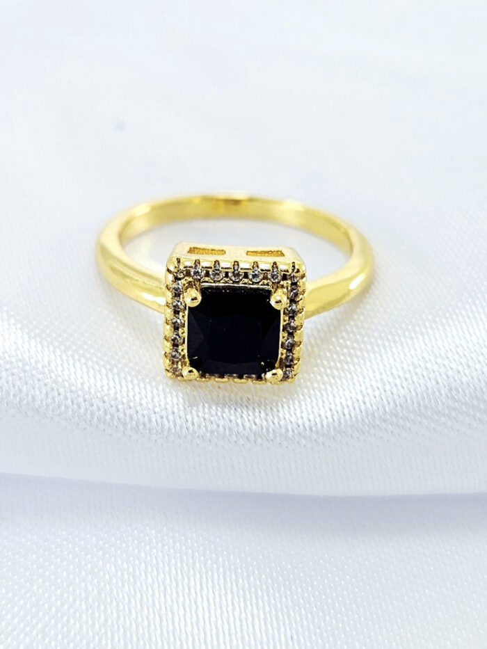 Anel quadrado com pedra preta borda cravejda