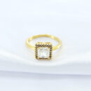 Anel quadrado com pedra cristal borda cravejda