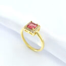 Anel pedra quadrada cravejada vermelho cereja