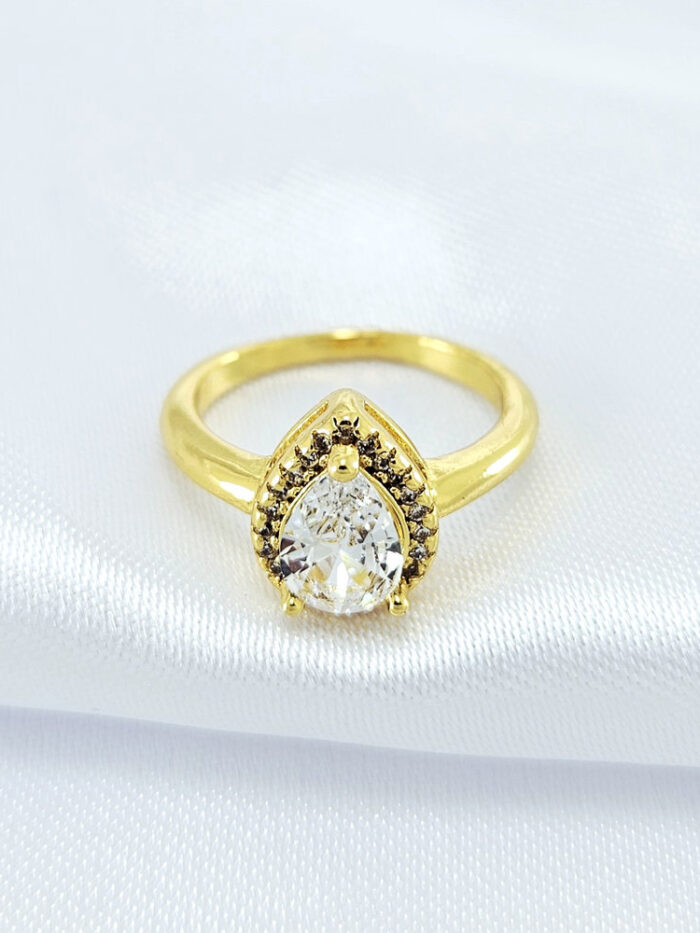 Anel gota cristal cravejado ao redor