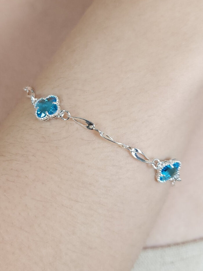 Pulseira trevo com elos torcidos