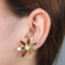 Brinco estilo flor com pedra cristal