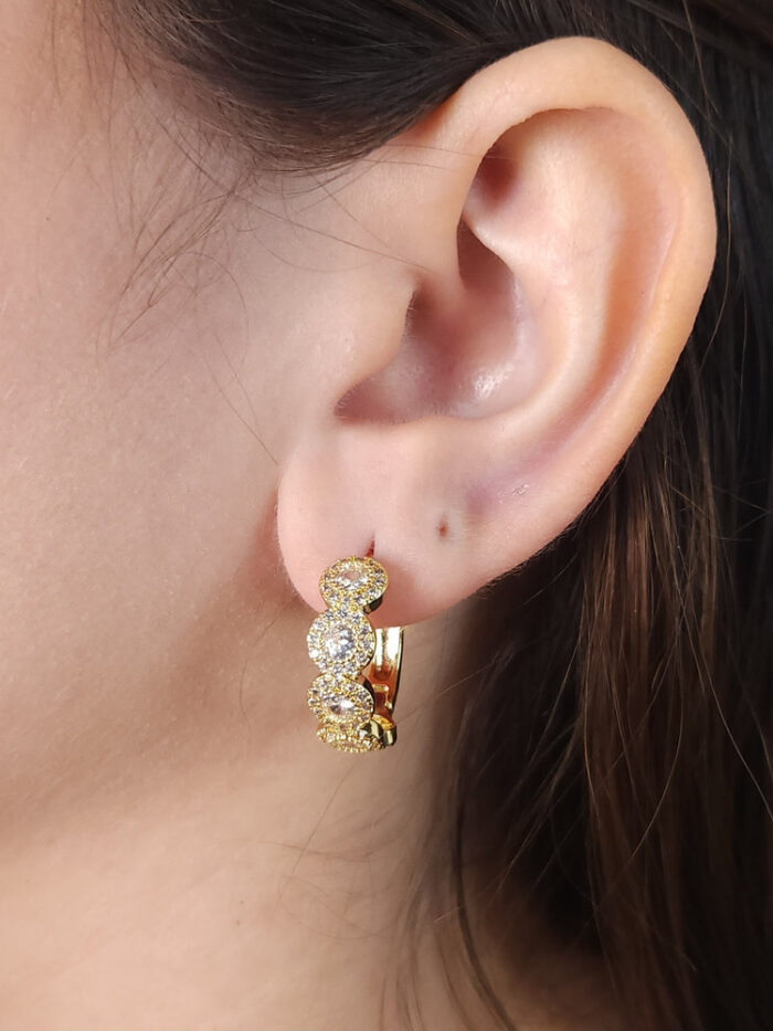 Brinco argola cravejada com cristais