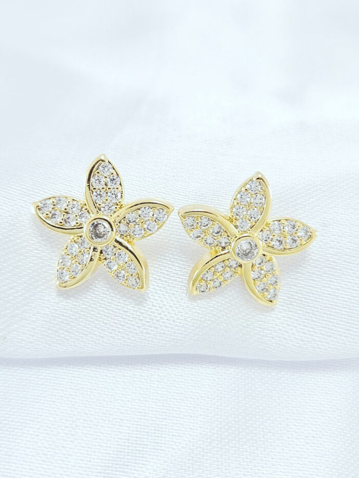 Brinco flor cinco pétalas cravejada