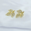 Brinco três folhas cravejada