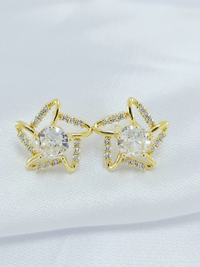 Brinco flor detalhe vazado cravejado