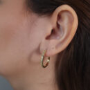 Brinco argola fio cravejado em zircônia