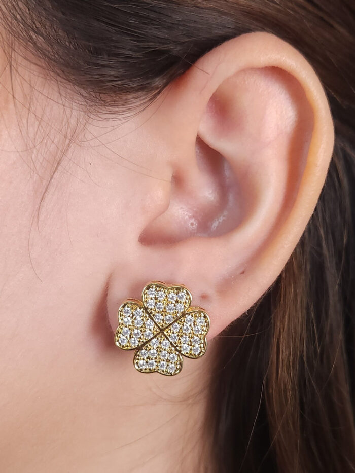Brinco trevo de 4 folhas cravejados com microzircônias