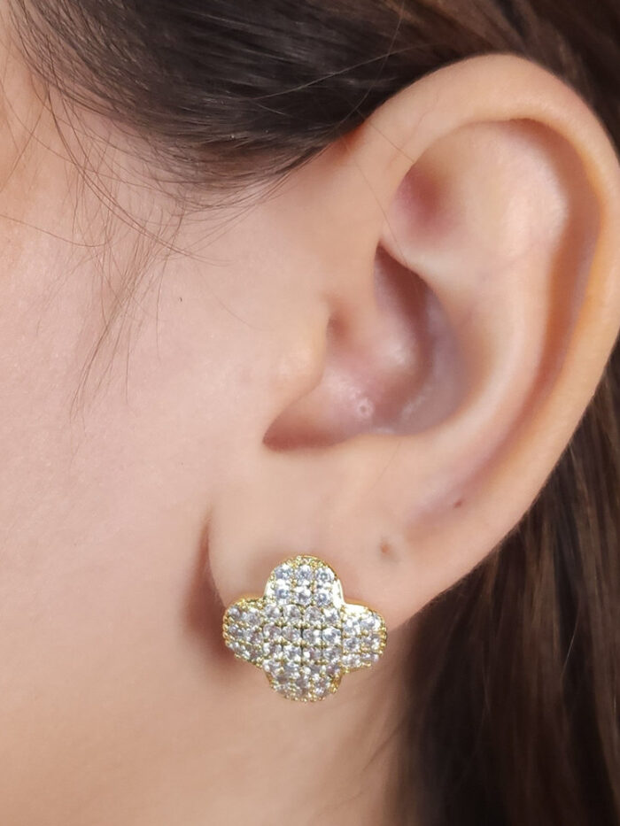 Brinco trevo em cruz cravejada de microzircônias