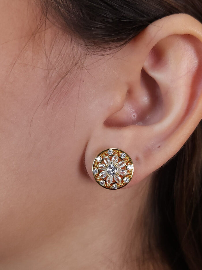 Brinco círculo com flor em zircônias