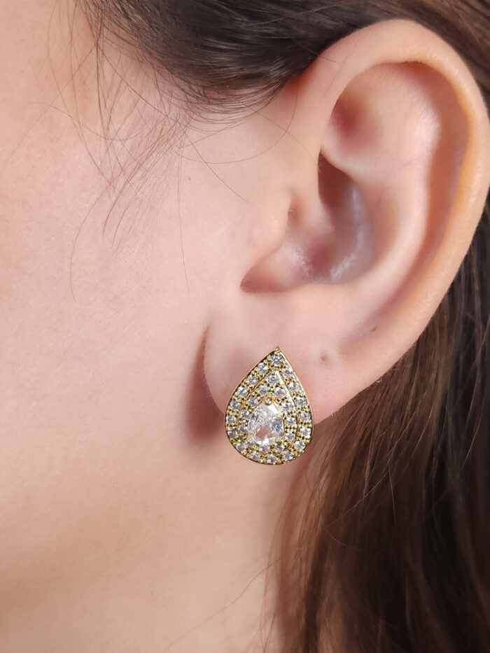 Brinco gota cravejada com microzircônias e gota cristal lapidada