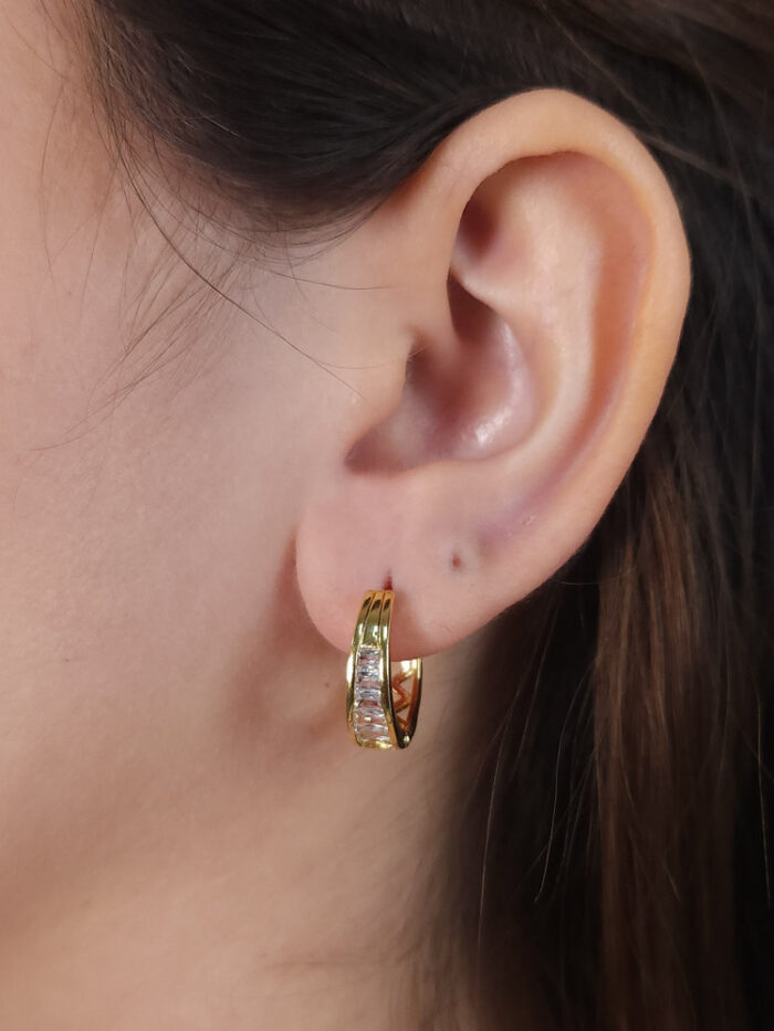 Brinco argola detalhe de pedras baguete