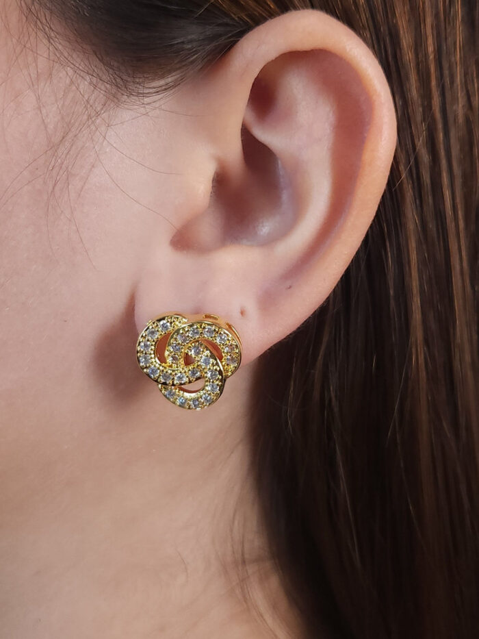 Brinco fio entrelaçado cravejado