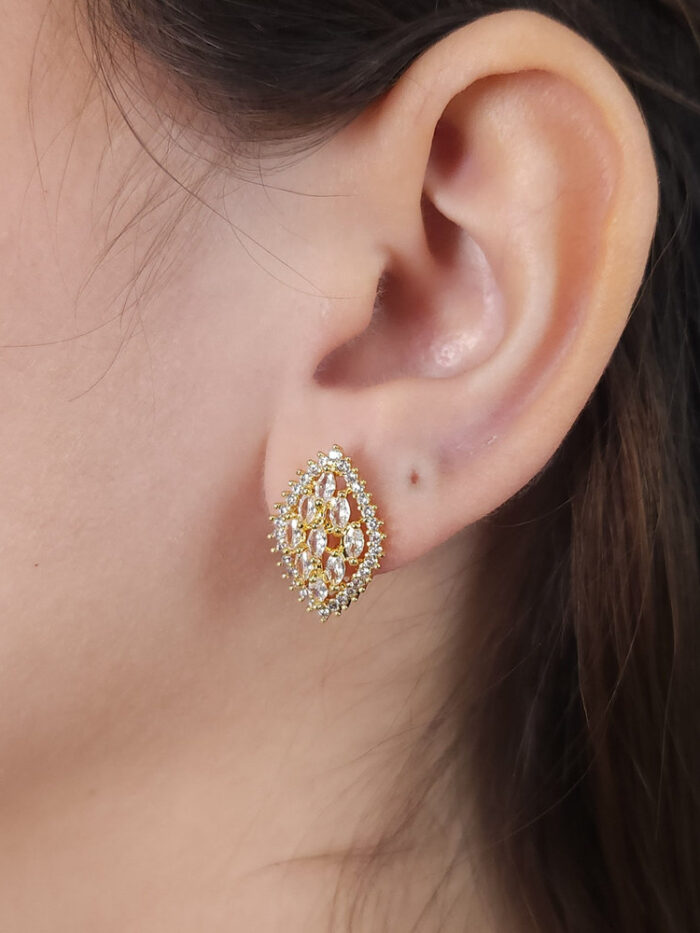 Brinco estilo losango cravejado