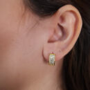 Argola pequena cravejada com microzicônias e fecho de pressão