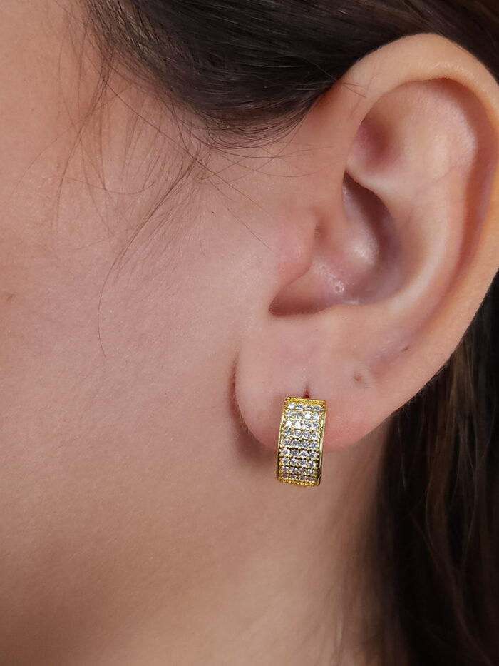 Argola pequena cravejada com microzicônias e fecho de pressão