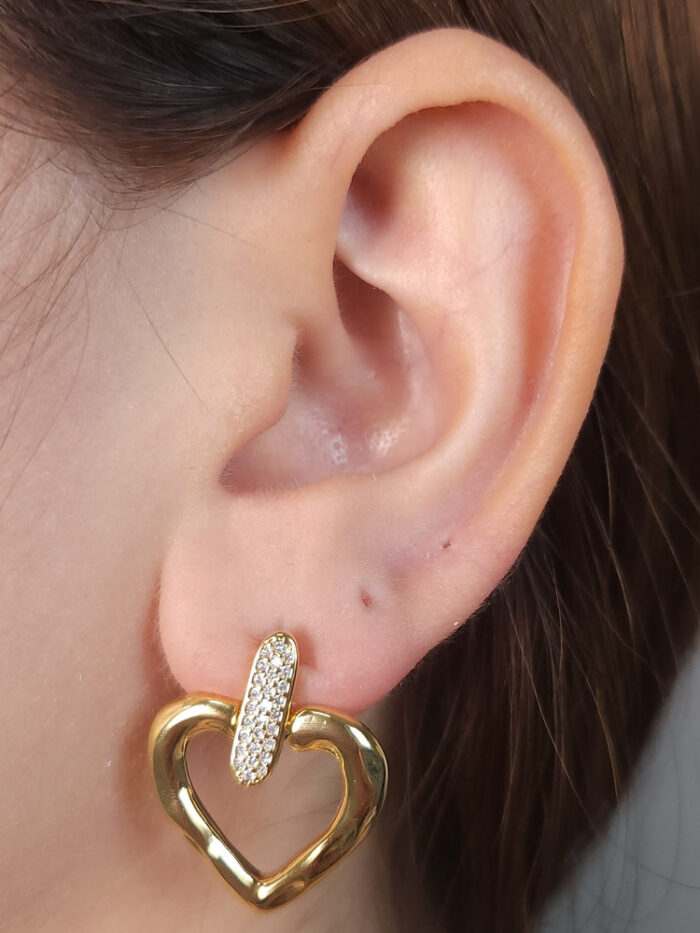 Brinco base cravejado com coração vazado