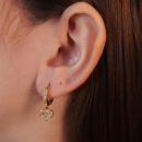 Brinco argolinha coração cravejado vazado