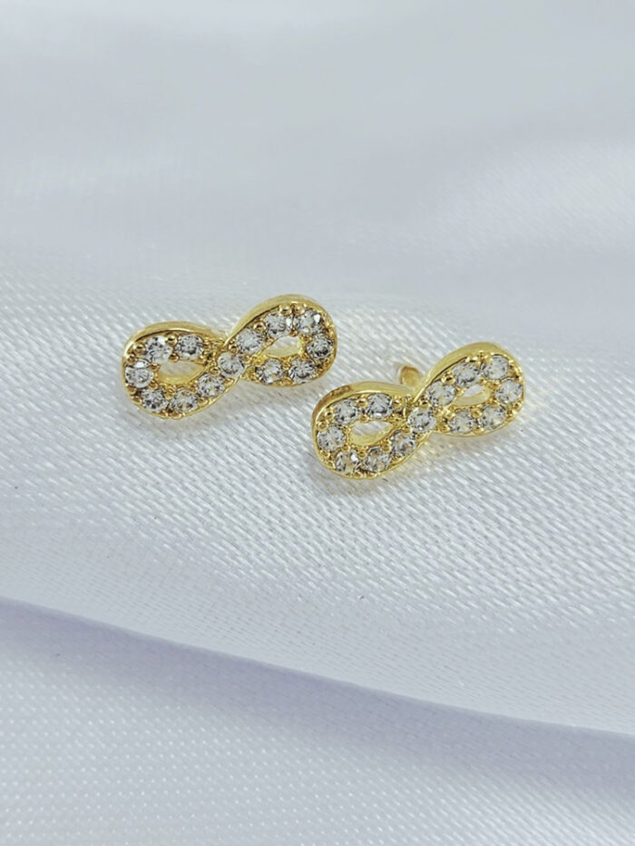 Brinco infinito cravejado