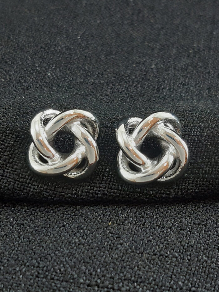 Brinco modelo entrelaçados vazado