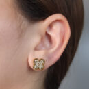 Brinco trevo com pedras cristal